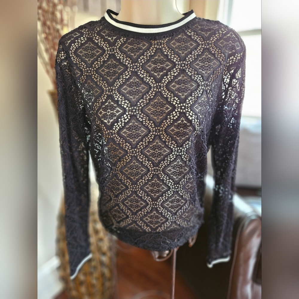 Rare-Find Elegant Black Patterned Blouse